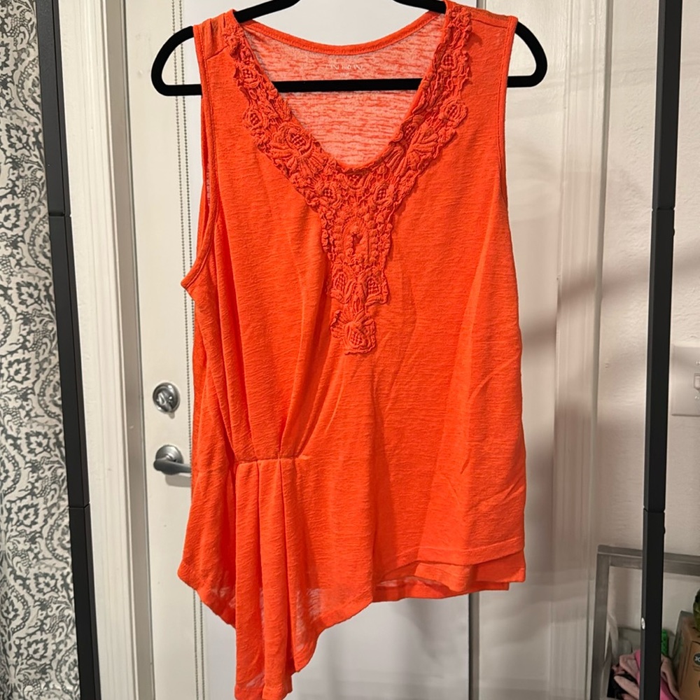 Orange tank with detail